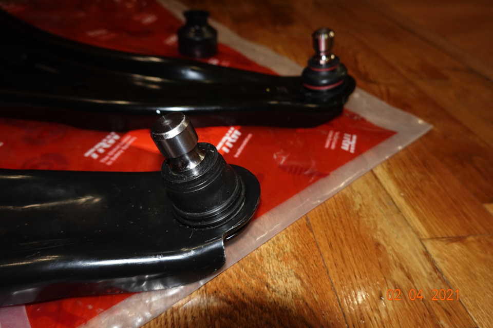 Дальняя шаровая TRW, ближняя Renault — Nissan X-Trail II (t31)