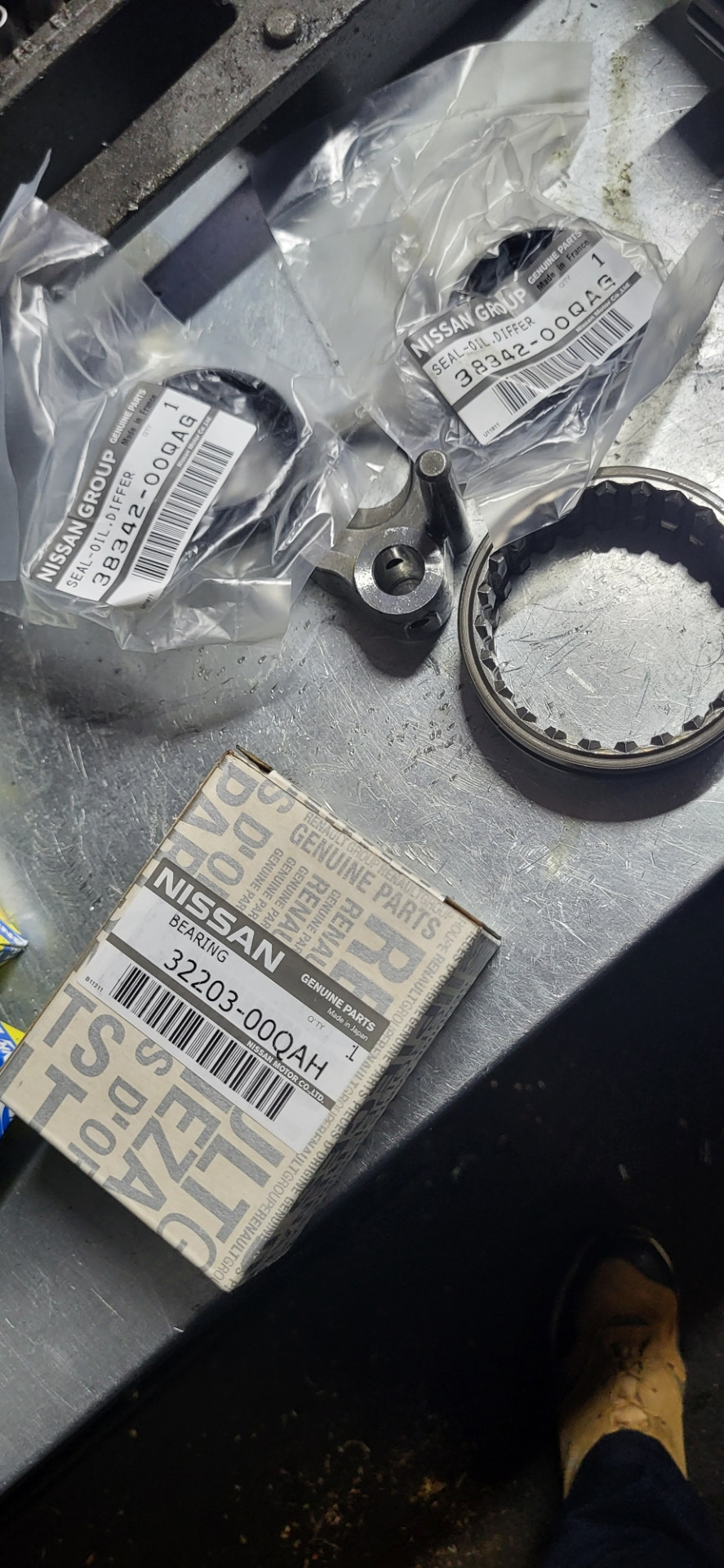 Фото в бортжурнале Lada Ларгус. Запчасти на фото: 3834200QAG, 3220300QAH