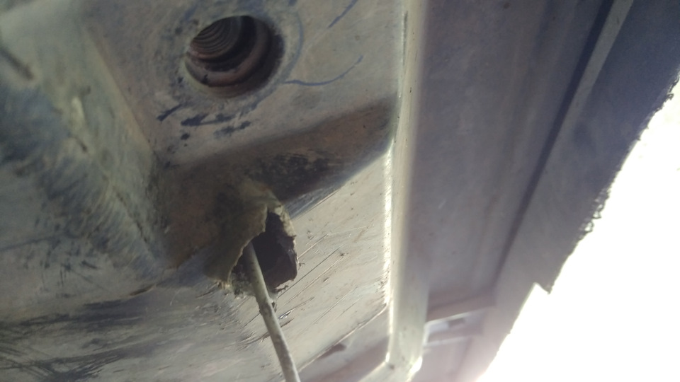 Отверстие в пыльнике, через которое вставляется закладная и рядом отверстие под болт м8 — Haval F7 (1G)