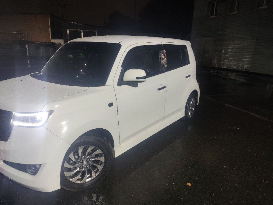 Вид- подальше и в темноте. — Toyota bB (2G)