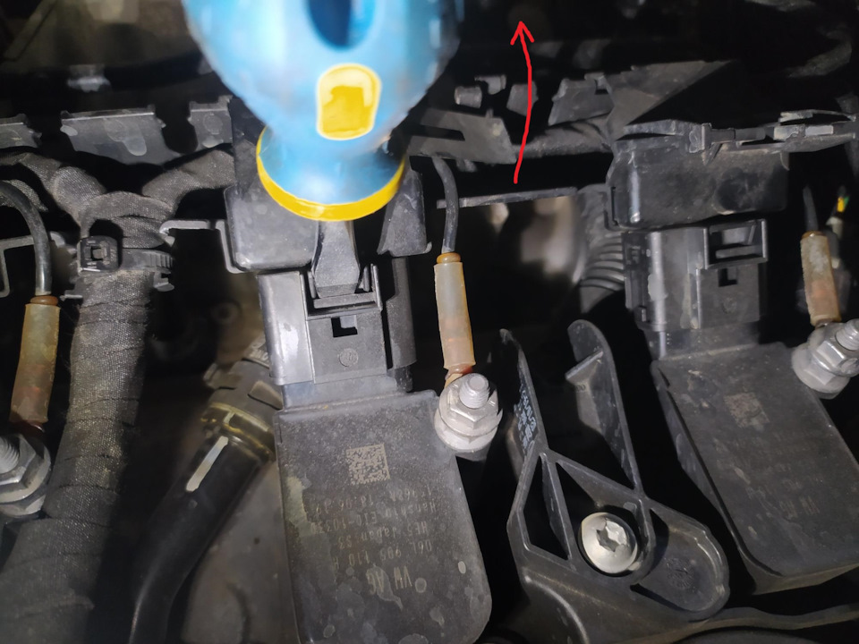 2 Легкое движение плоской отвертки по стрелке до щелчка — Skoda Kodiaq (1G)