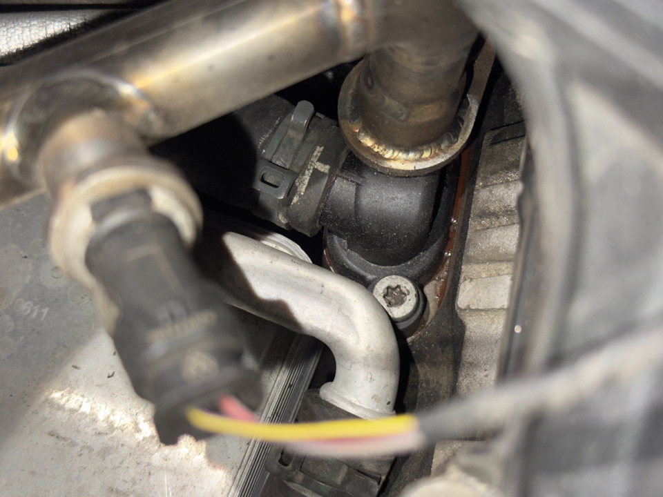 Если не подобрать более толстое колечко на фланец и плохо протянуть его, то возможна протечка антифриза в развал. — Porsche Cayenne (2G) 958