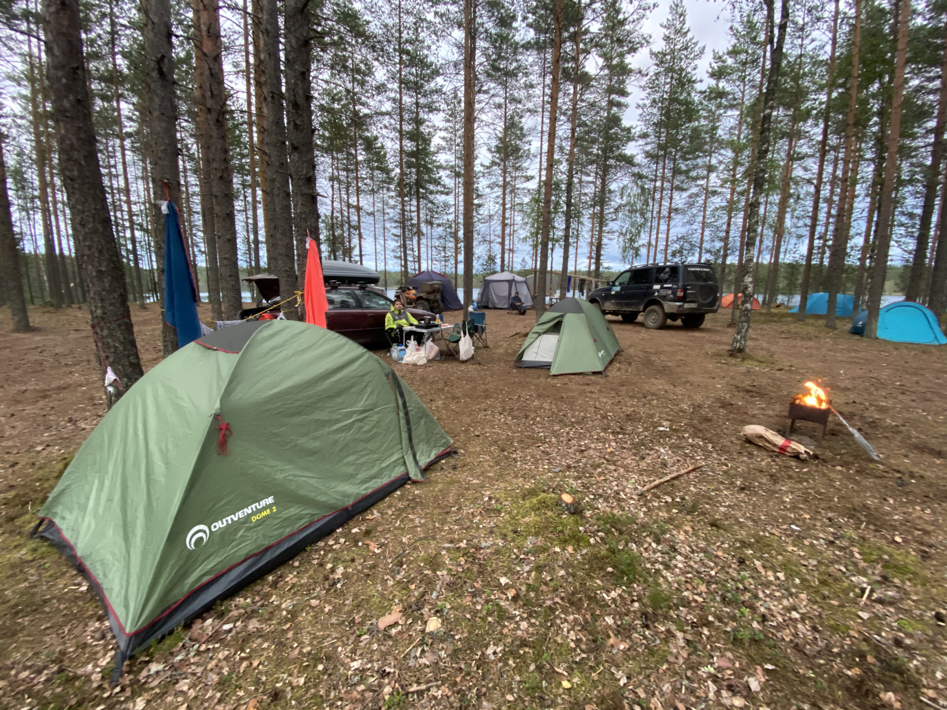 Кемпинги 2022. Палаточные городки. Палаточный лагерь. Кемпинг в Карелии. Лагерь с палатками.