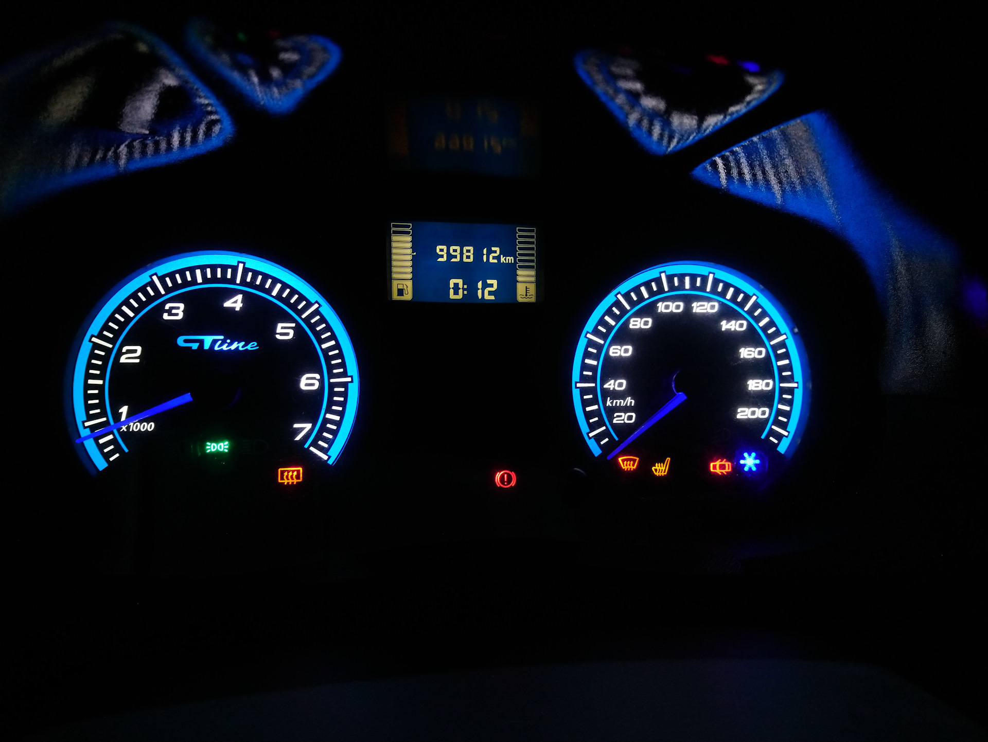 постоянно горит подсветка приборов