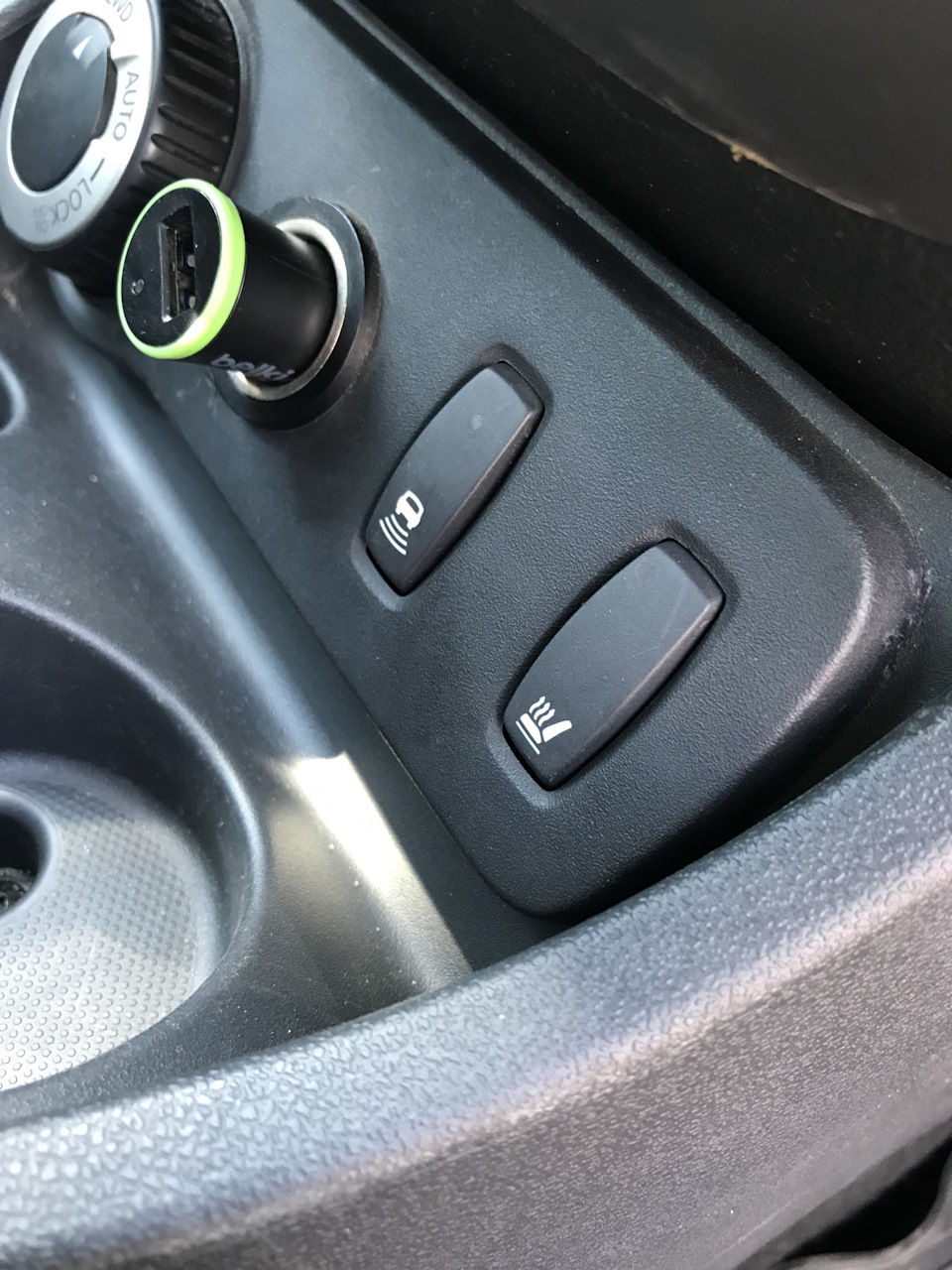 Кнопки дастер купить. Кнопка ESP Renault Duster. Кнопка ESP Дастер 1. Кнопка ESP Рено Логан 2. Кнопка антибукс Рено Дастер 2013 года.