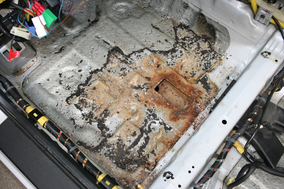 Ягодки пошли, когда я начал копать глубже и отодрал родную виброизоляцию пола – под ней начало все ржаветь. Единственная причина этому – многолетнее выливание воды из ковриков Novline на пол — Hyundai Elantra (3G)