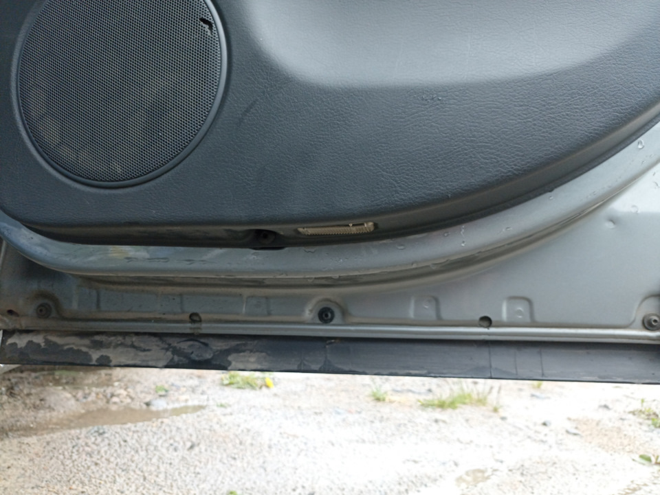 Вода под задним ковриком. — Volkswagen Passat B5, 1,9 л, 2004 года ...