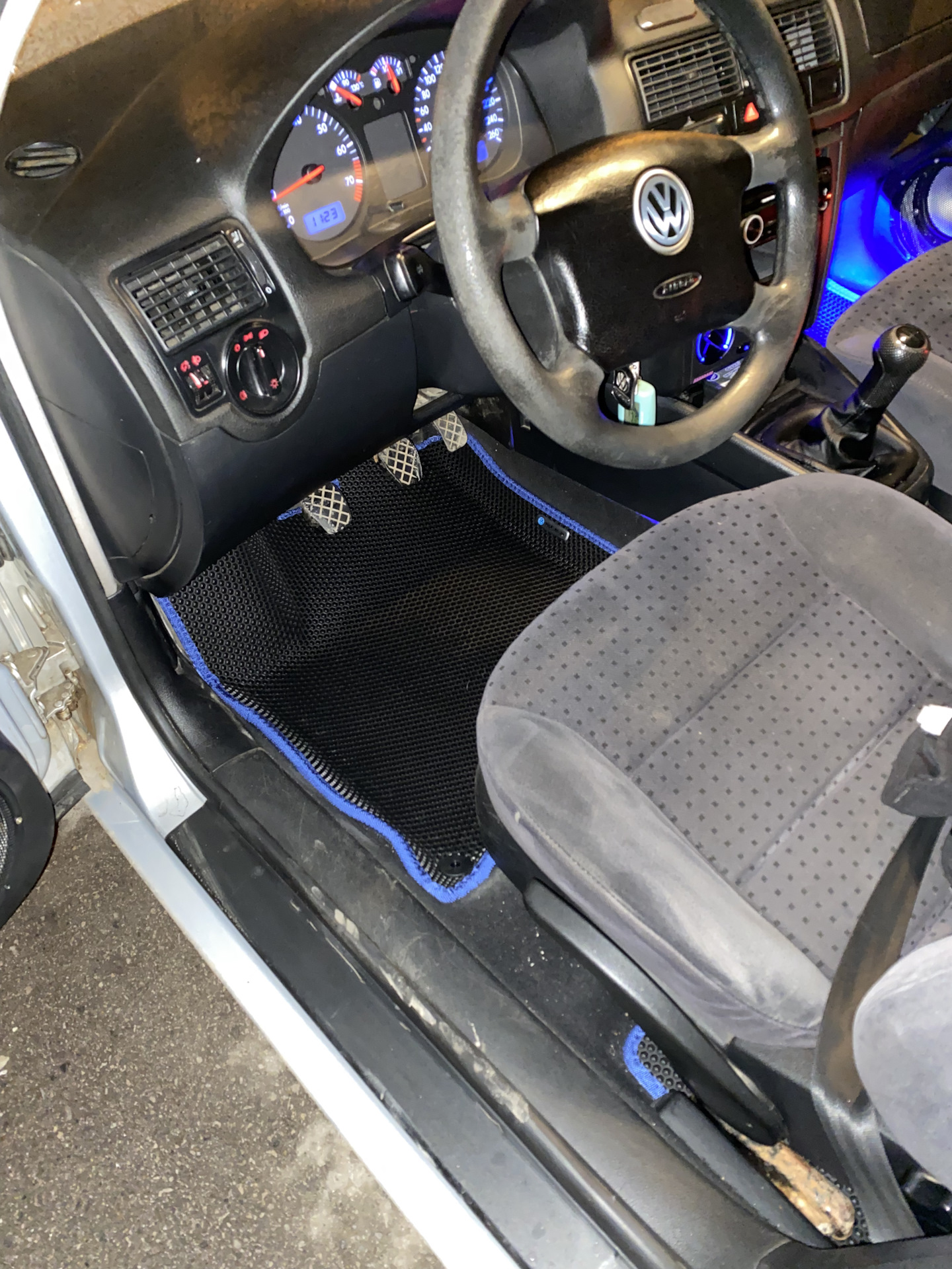 Коврики — Volkswagen Golf Mk4, 1,6 л, 1997 года | аксессуары | DRIVE2