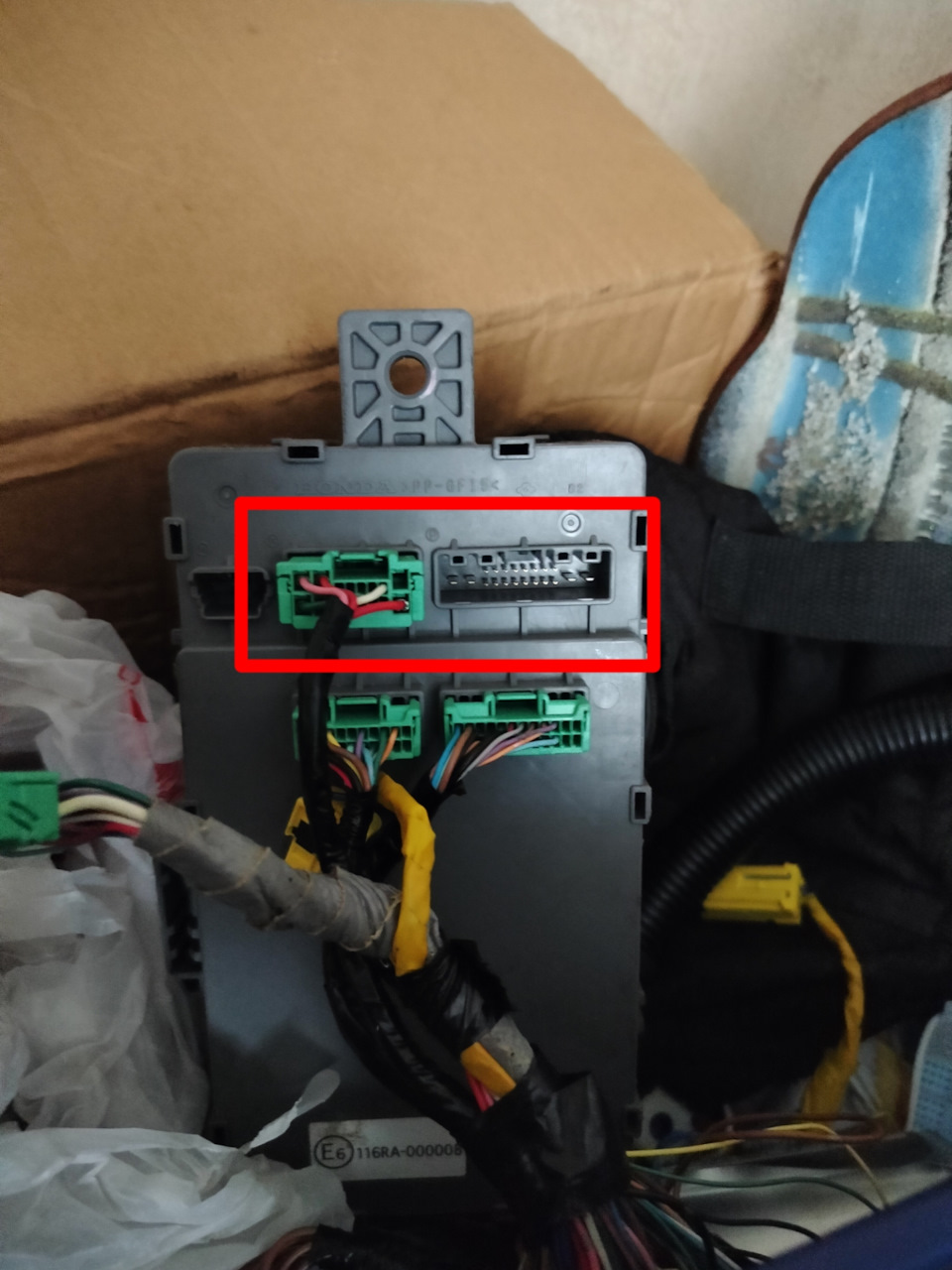 9. С тыльной стороны блока предохранителей нужны разъёмы N и P — Honda Accord (8G). Запчасти на фото: 116RA000008