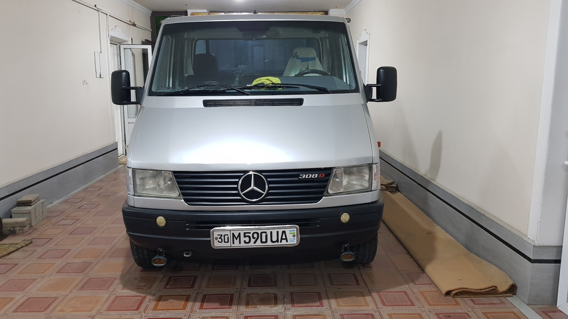 Mercedes-Benz Sprinter (1G) 2.3 бензиновый 1995 | Эвакуатор 111 двигатель  на DRIVE2