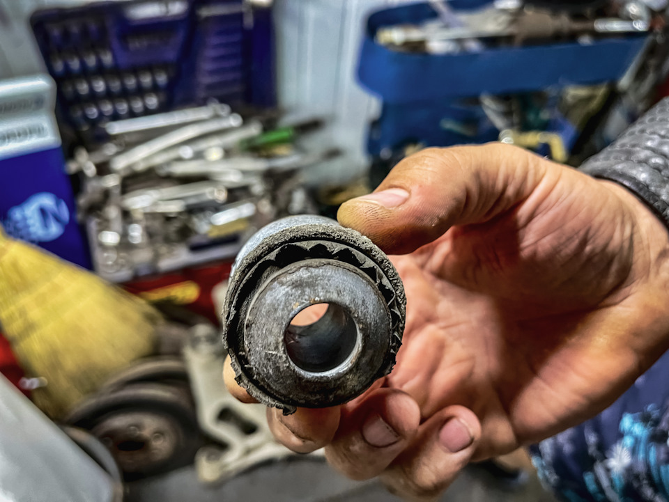 Замена сайлентблоков верхних рычагов, стоек стабилизатора и ...