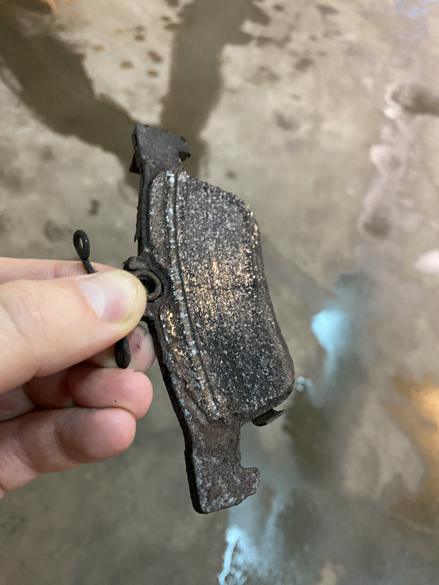 Подклинивание заднего правого суппорта — Ford Mondeo V, 2,5 л, 2015 ...