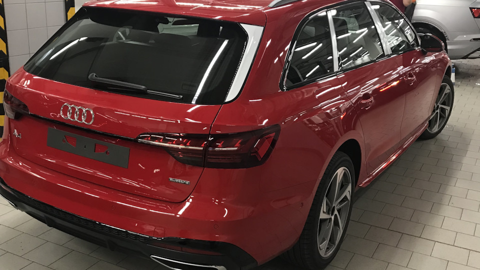 Audi A4 Avant Red October