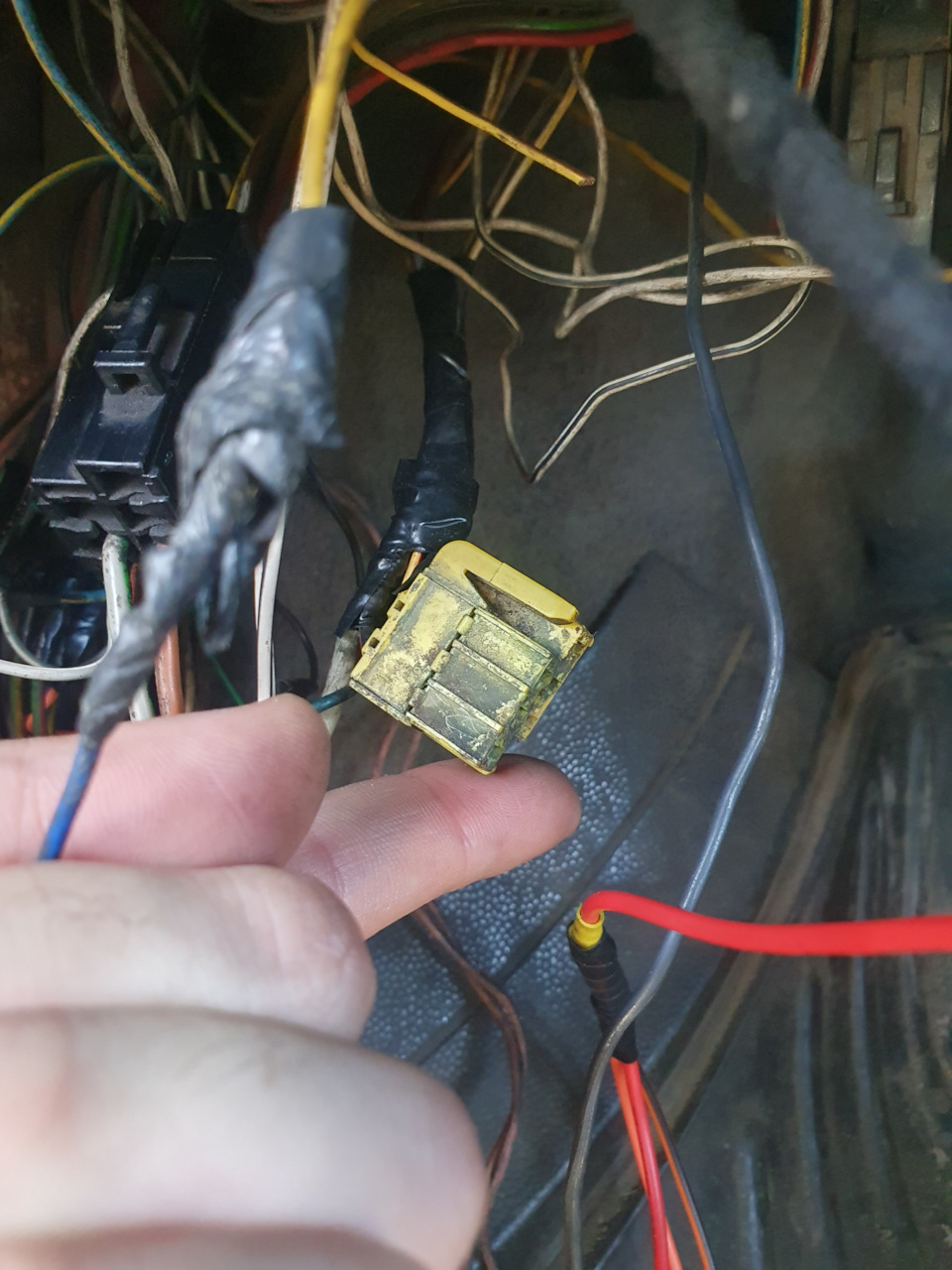 Не подскажете, что это за разъем желтого цвета и какое у него ...