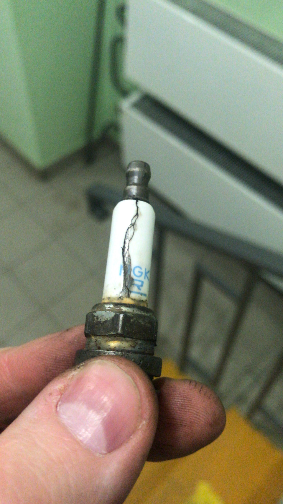 Треснула свеча.хорошо что не осыпалась — Audi S3 (8P), 2 л, 2010 года ...