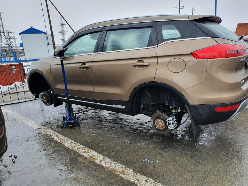 Домкрат джили атлас. Geely Atlas лифт. Домкрат для Geely Atlas.