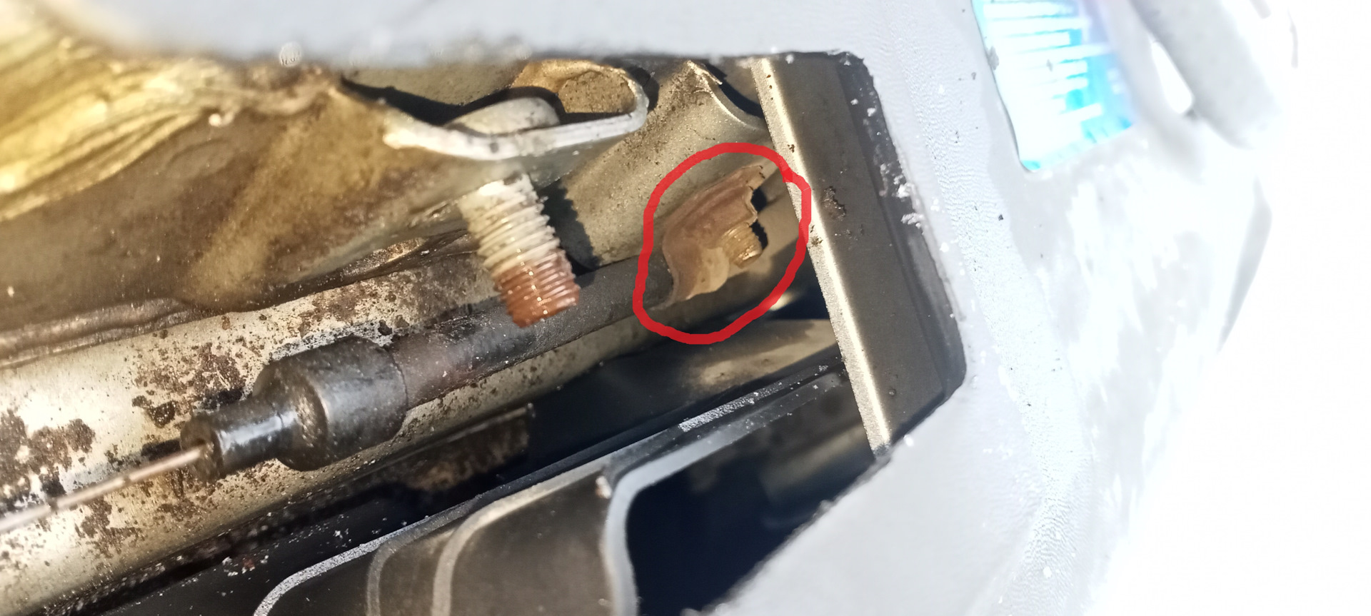 Замена троса капота калина 1 своими руками. Замена троса капота гранта. Замена троса капота гранта. Трос открывания капота гранта. Тросик капота гранта.
