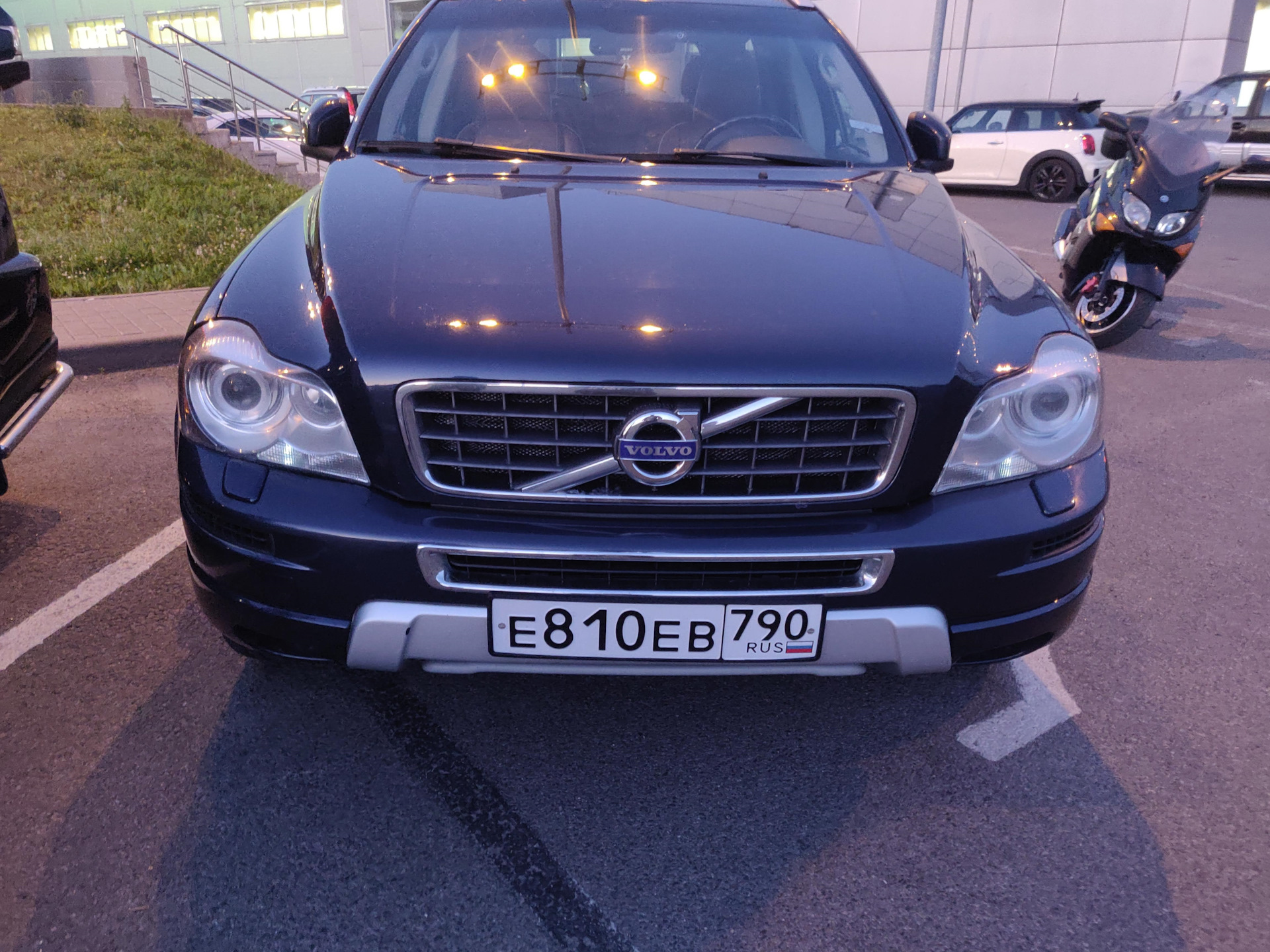 Крышка омывателя фар и его крепление — Volvo XC90 (1G), 2,5 л, 2013 ...