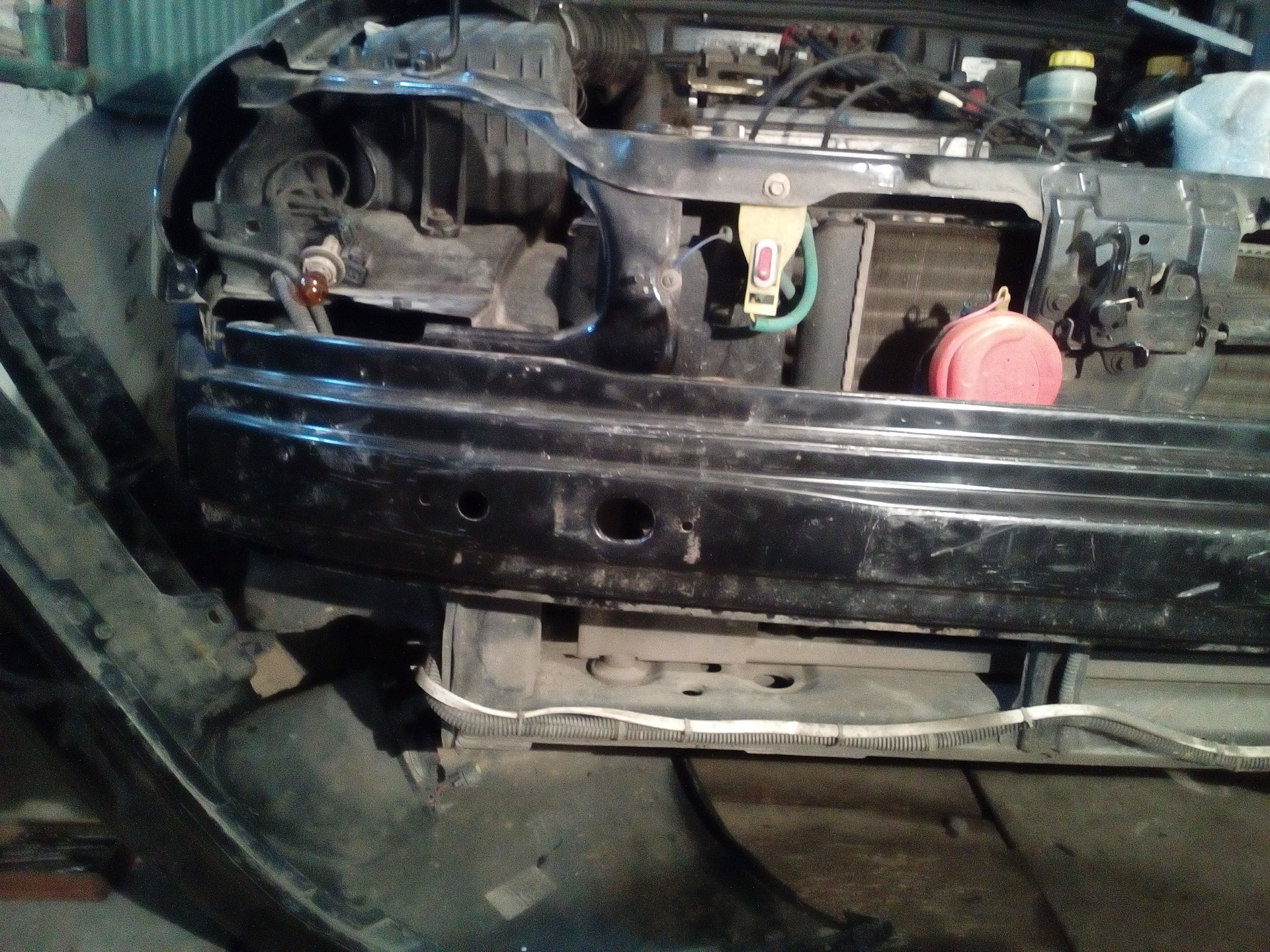 Крепление переднего бампера ланос схема. Ланос без переднего бампера. Усилитель переднего бампера шевроле ланос. Крепление переднего бампера шевроле ланос. Как снять бампер ланос.