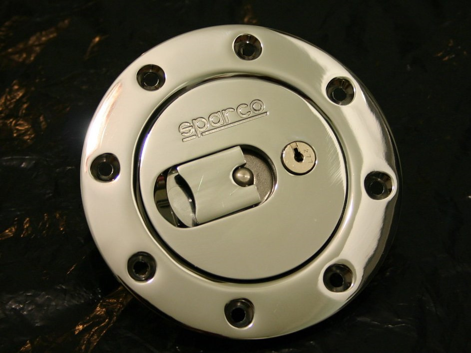 Заливная горловины бака. Лючок бензобака Sparco. Горловина лючок бензобака спарко. Заливная горловина топливного бака Sparco. Горловина топливного бака Sparco.
