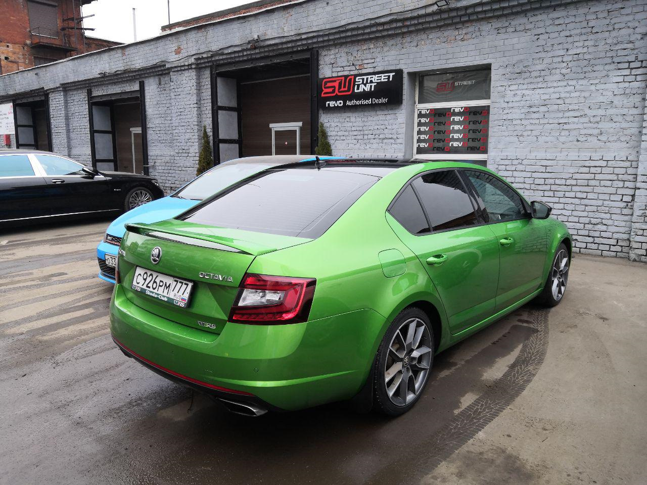 Skoda Octavia RS зеленые суппорта