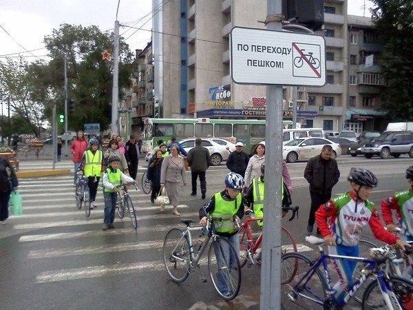 Слезь с велосипеда на пешеходном переходе. Велосипедист на пешеходном переходе. Велосипед и пешеходный переход. Велосипедист переходит дорогу.