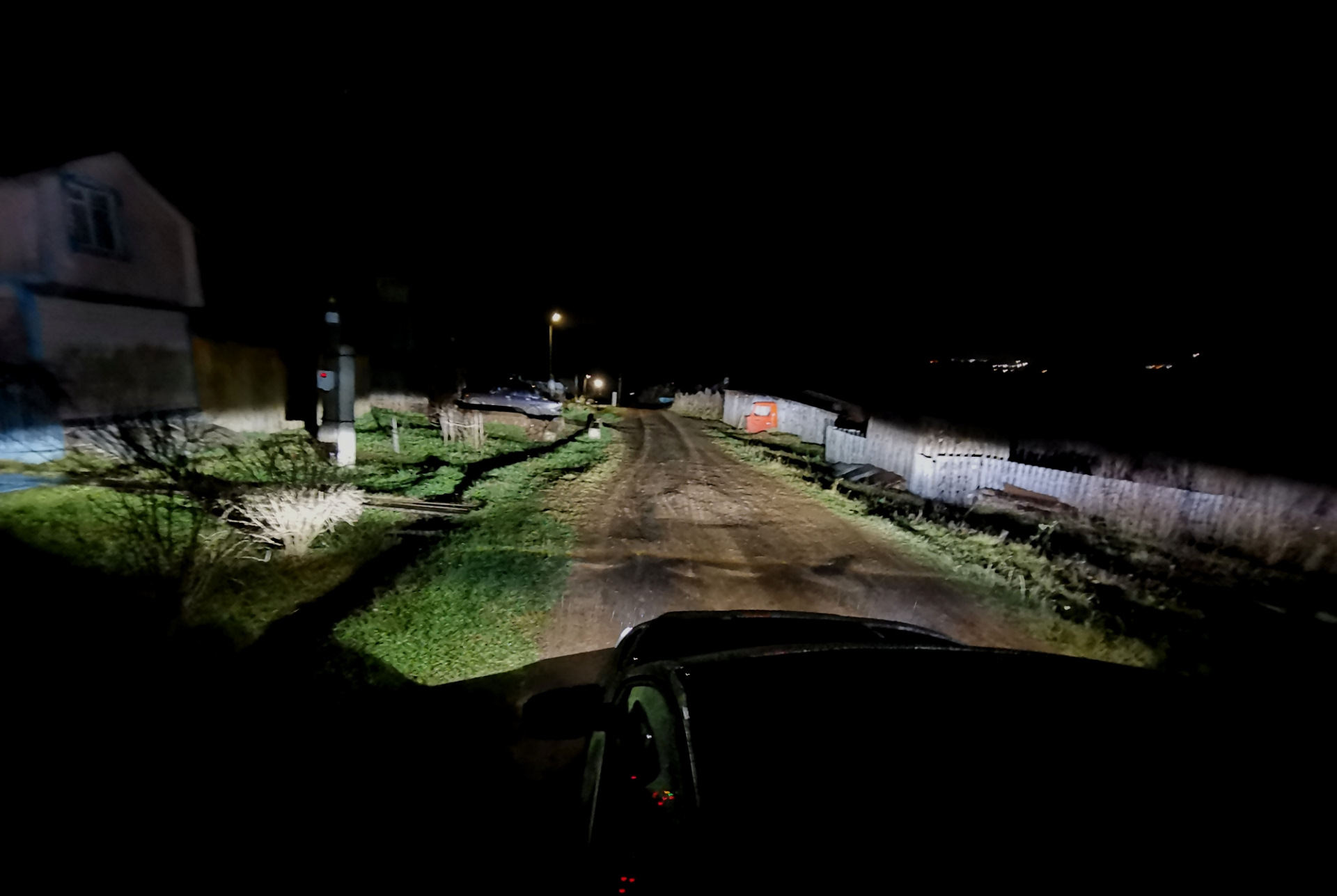 Сплошная линия разметки (разметка 1. Машина ночью на дороге. В сплошную темень. Ночная железная дорога. В сплошную темень.