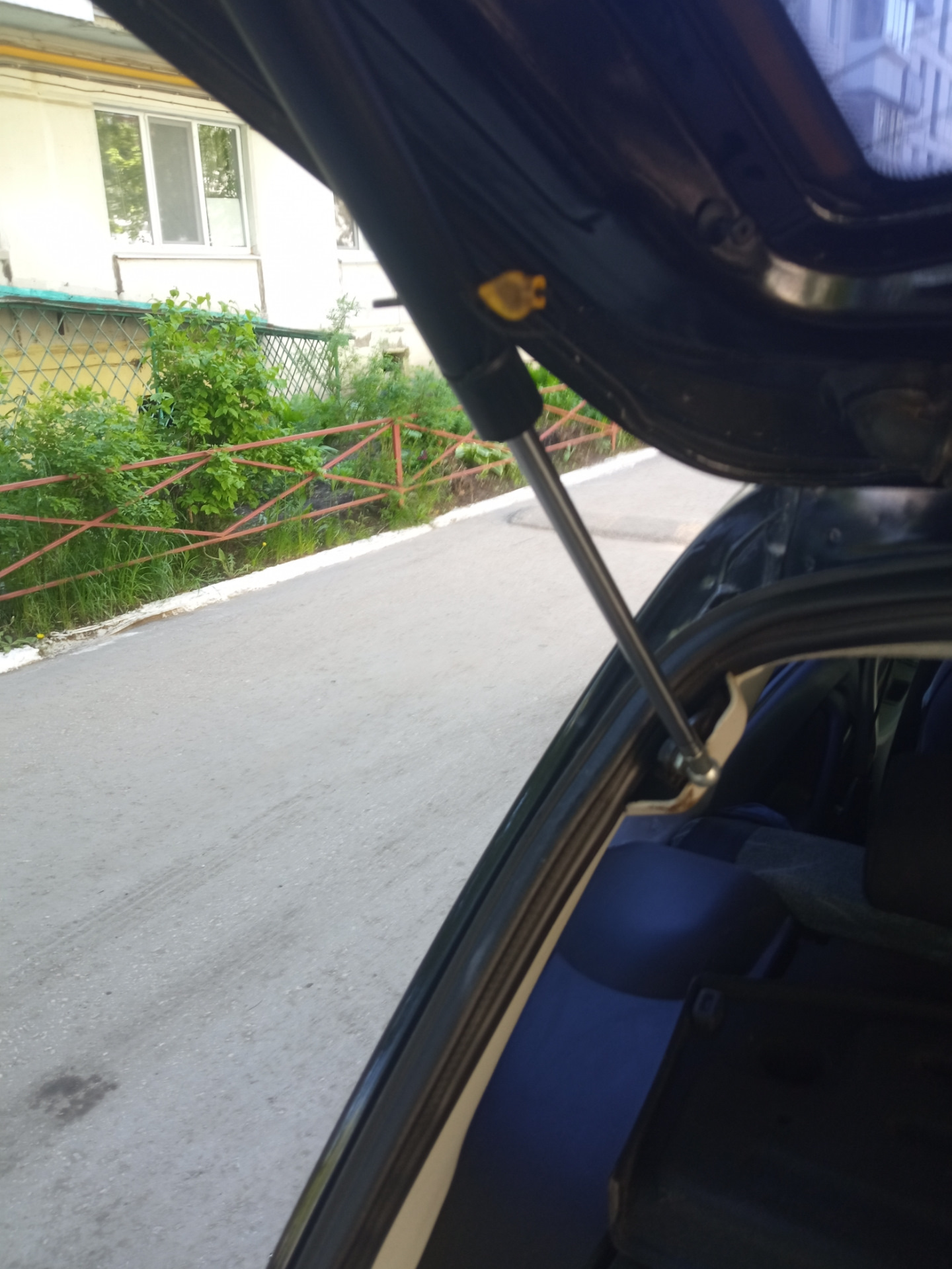 Сдох газовый упор крышки багажника 🤬🤬🤬 — Lada Калина 2 универсал, 1,6 л ...