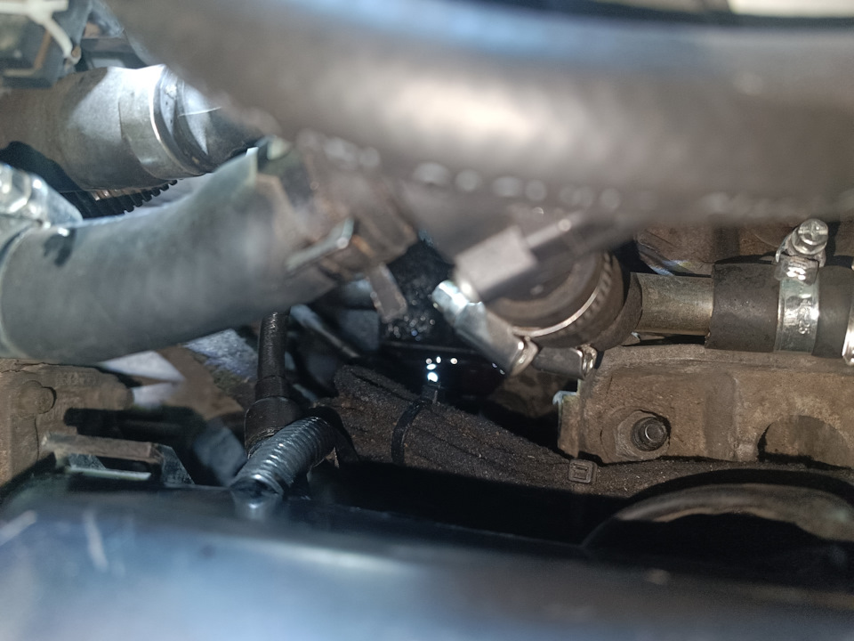 Внизу лужа, естественно от дренажа с бачка ну и как оказалось и тройник виноват… — Jaguar X-Type