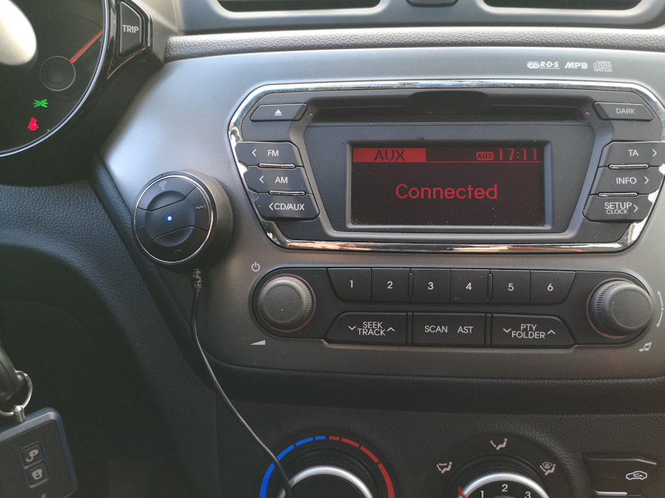 Как подключиться к киа рио. Kia Rio 2015 блютуз. Kia Rio 3 Bluetooth. Киа Рио 2 2014 блютуз в комплектации. Bluetooth в Kia Rio 4.