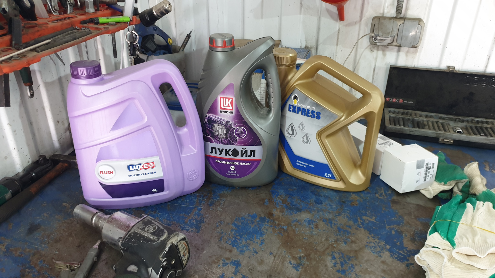 Промывка масла автомобиля. Масло в коробке передач. Масло для двигателя. Моторное масло двигатель. Машинное масло.