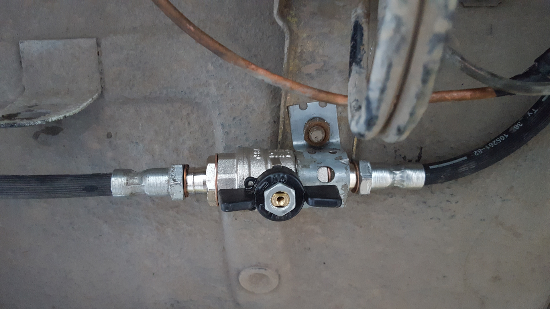 Кран тормозной магистрали. Кран на тормозную трубку. Кран на тормозную трубку. Кран для ручника уаз. 25.