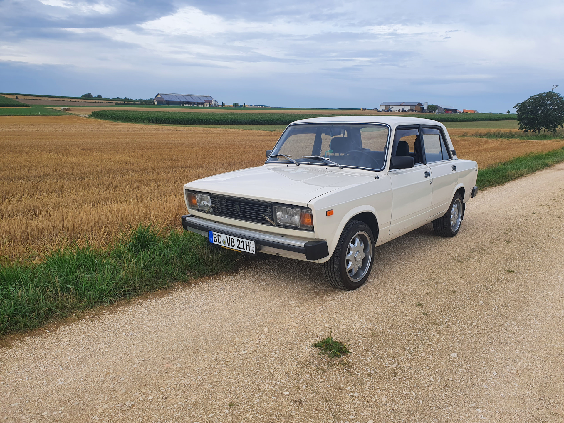 Плюсы ваз. Lada 21053. ВАЗ 21053 Жигули. ВАЗ 21053 сафари. ВАЗ 21053 инжектор.