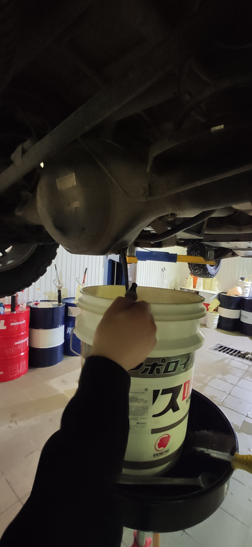 Масло паджеро спорт 3. Замена масла Pajero 3. Паджеро спорт 3 замена масла. Mitsubishi Pajero Sport 2018 года замена масла. Mitsubishi Pajero Sport 2018 года замена масла в двигателе.