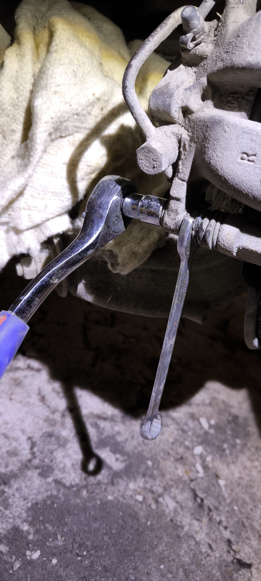 Ключом на 15 держим направляющую и откручиваем фиксирующий болт. — Haval F7 (1G)