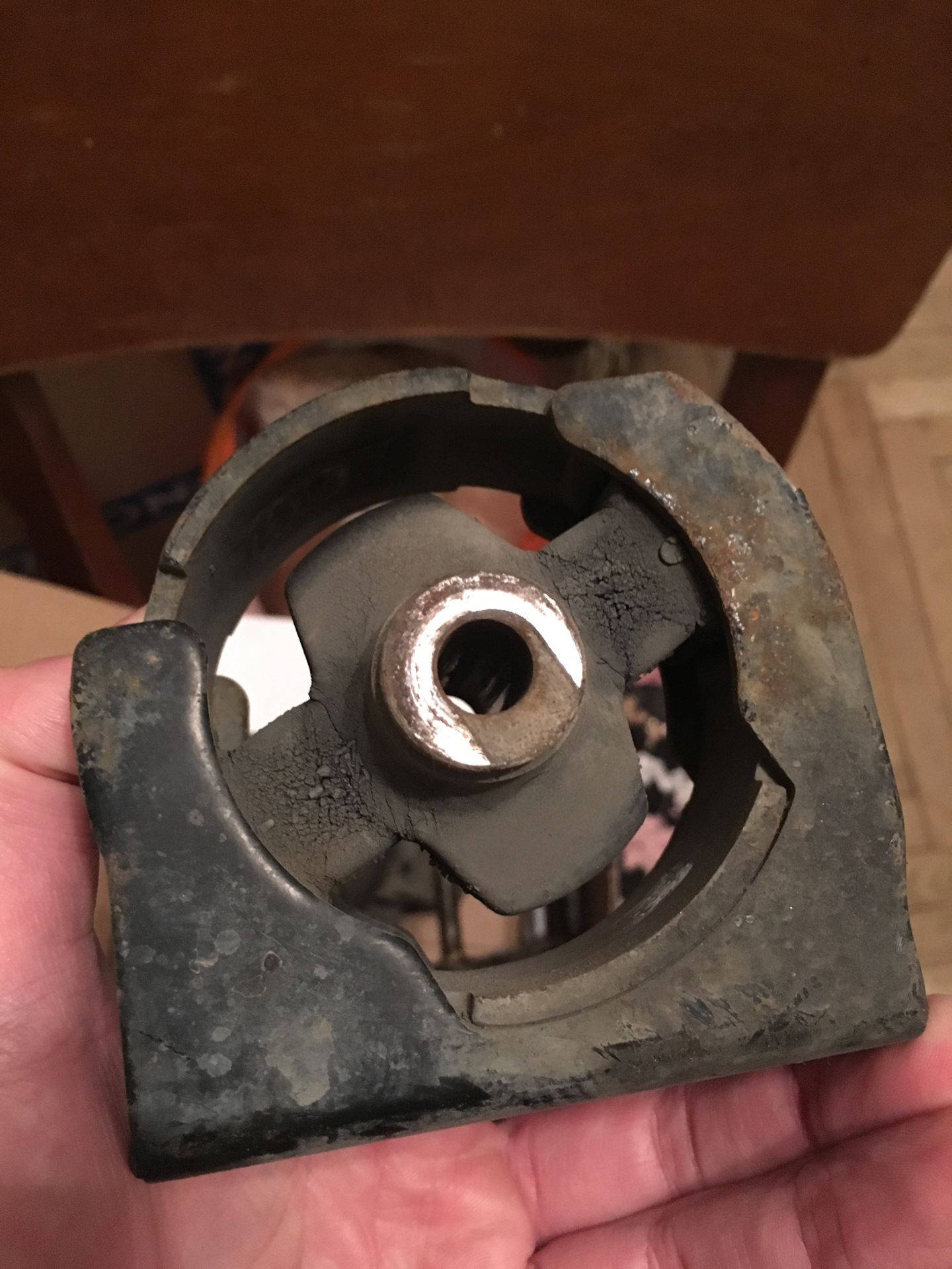 Ремонт подушки водительского сидения. Подушки двигателя ровер 800. Полиуретан подушка двигателя. Ремонт подушки сиденья автомобиля. Замена подушки сиденья шаран 2002г.