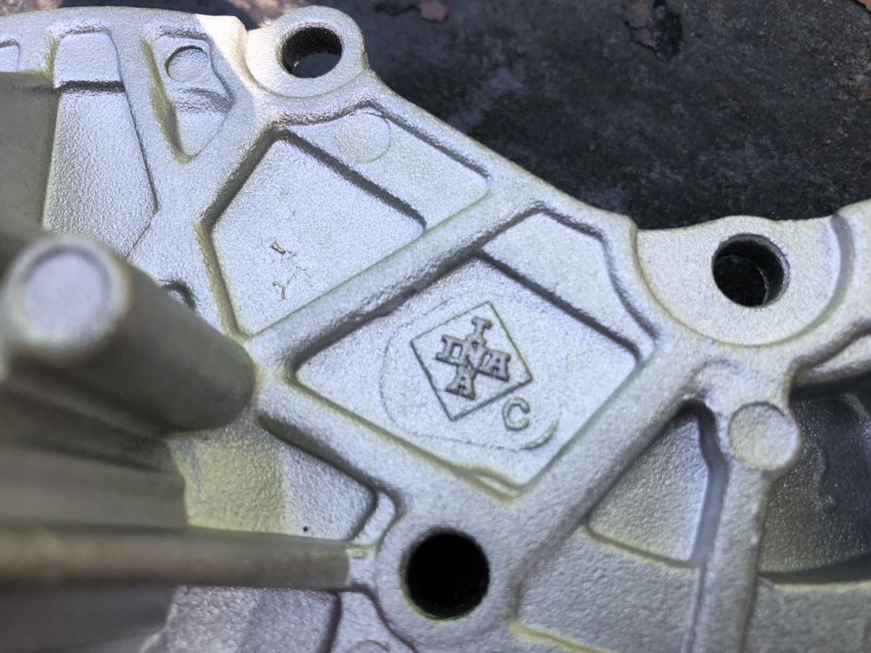 Помпа ОЖ (водяной насос) INA 538033910 — Volkswagen Golf GTI Mk3. Запчасти на фото: 538033910