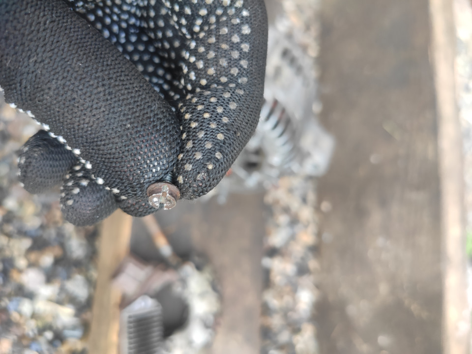 Так что если лезете туда, лучше прикупить заранее новые болтики, либо будете как я точить под минус) — Toyota Chaser (100)