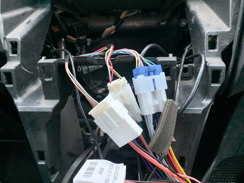 Соединяем родные фишки с переходными что идут в комплекте и устанавливаем поместу — Toyota Yaris (p2)