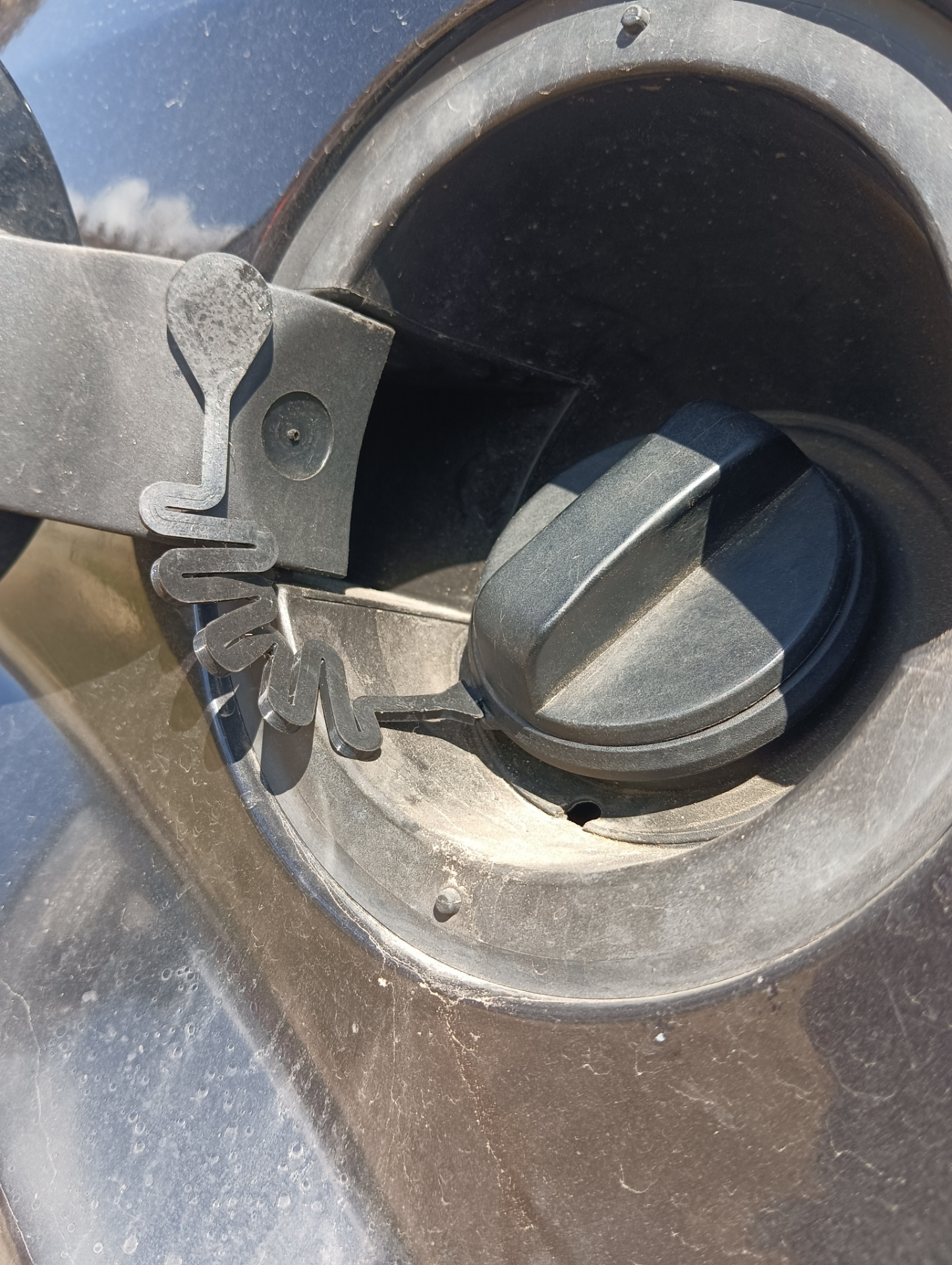 Поводок крышки бензобака Ford Fusion — Ford Fusion, 1,4 л, 2010 года ...