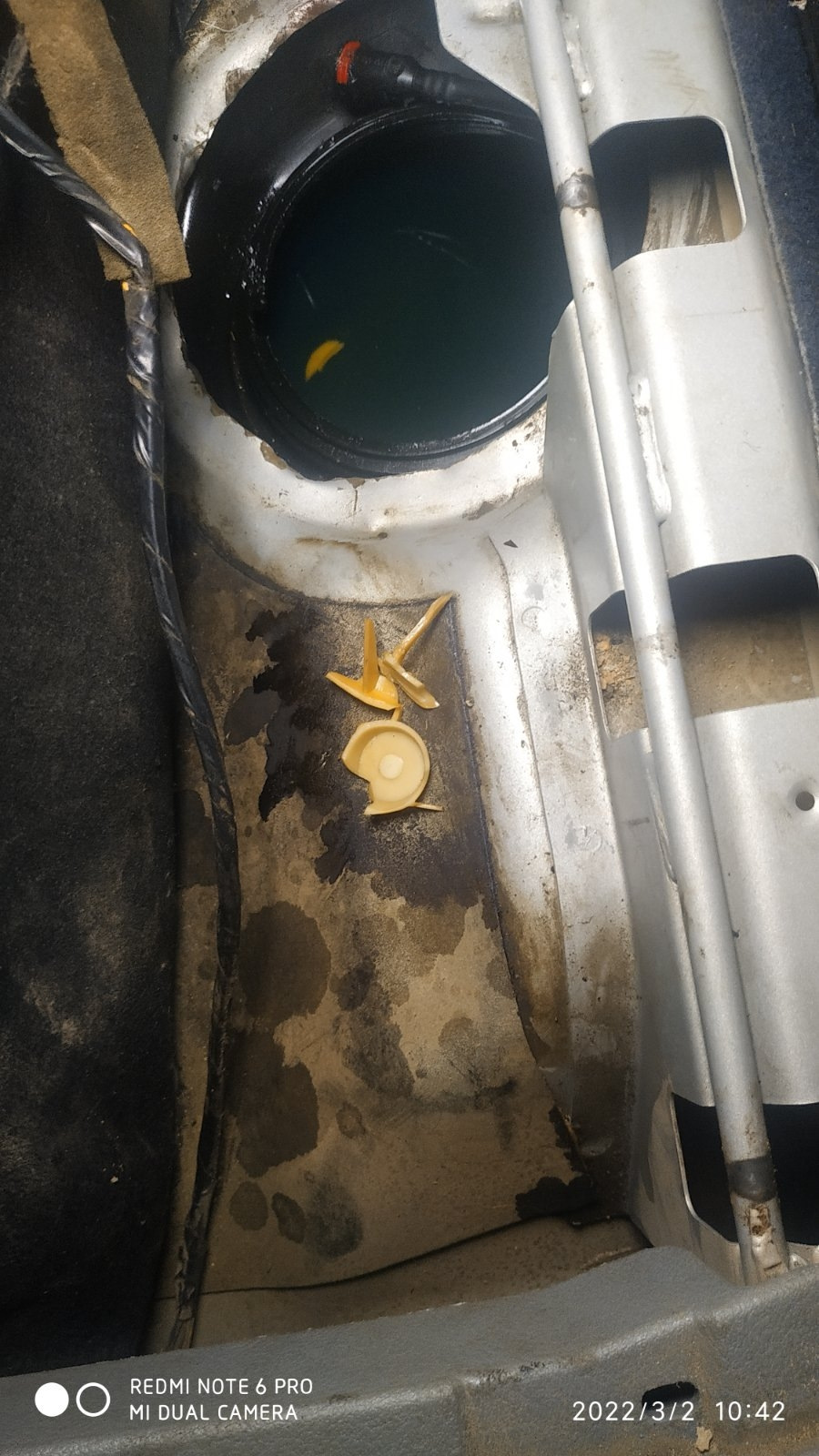 Потек топливный бак — Renault Scenic I, 1,6 л., 1999 года | поломка ...