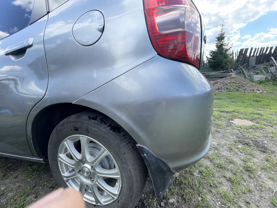 Какой — то мудень притер бампер и свалил. — Honda Fit (1G), 1,5 л ...