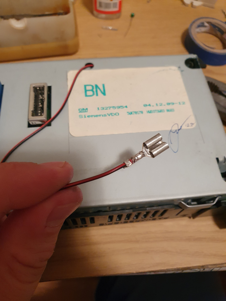 на вывод из дисплея обжал и пропаял клему — Opel Astra H. Запчасти на фото: 13275954