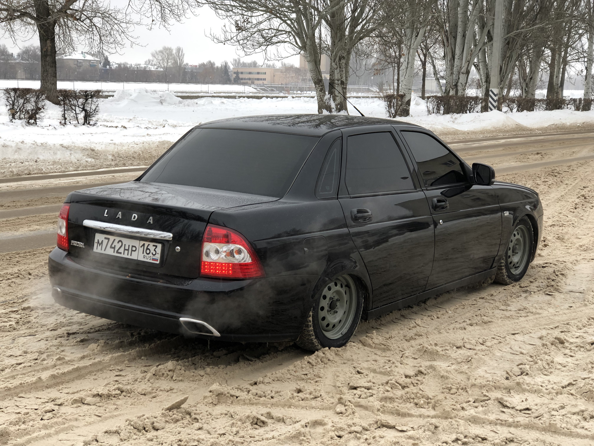 Черная машина Lada Priora