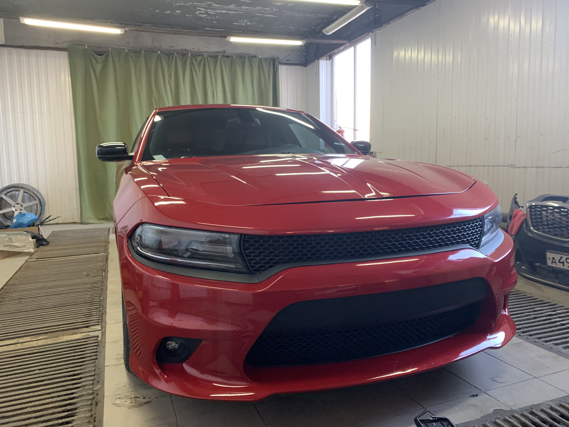 Challenger widebody kit. Dodge challenger mad max. Додж челленджер body kit. Dodge challenger тюнингованный. Додж челленджер хеллкэт.