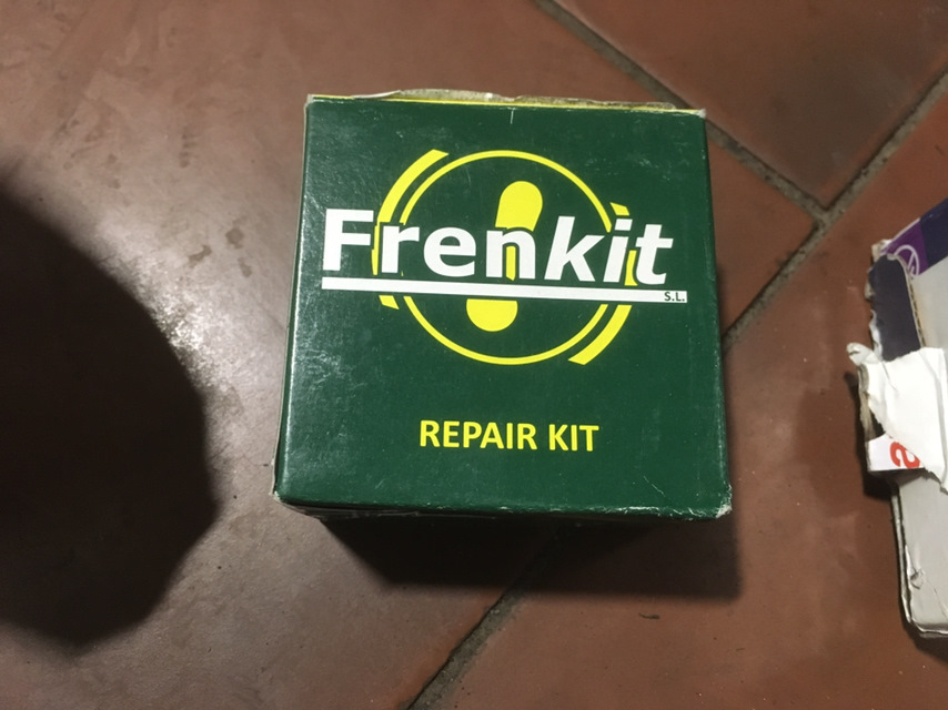 Замена передних тормозных колодок — Mercedes-Benz A-Class (W168), 1,7 л ...