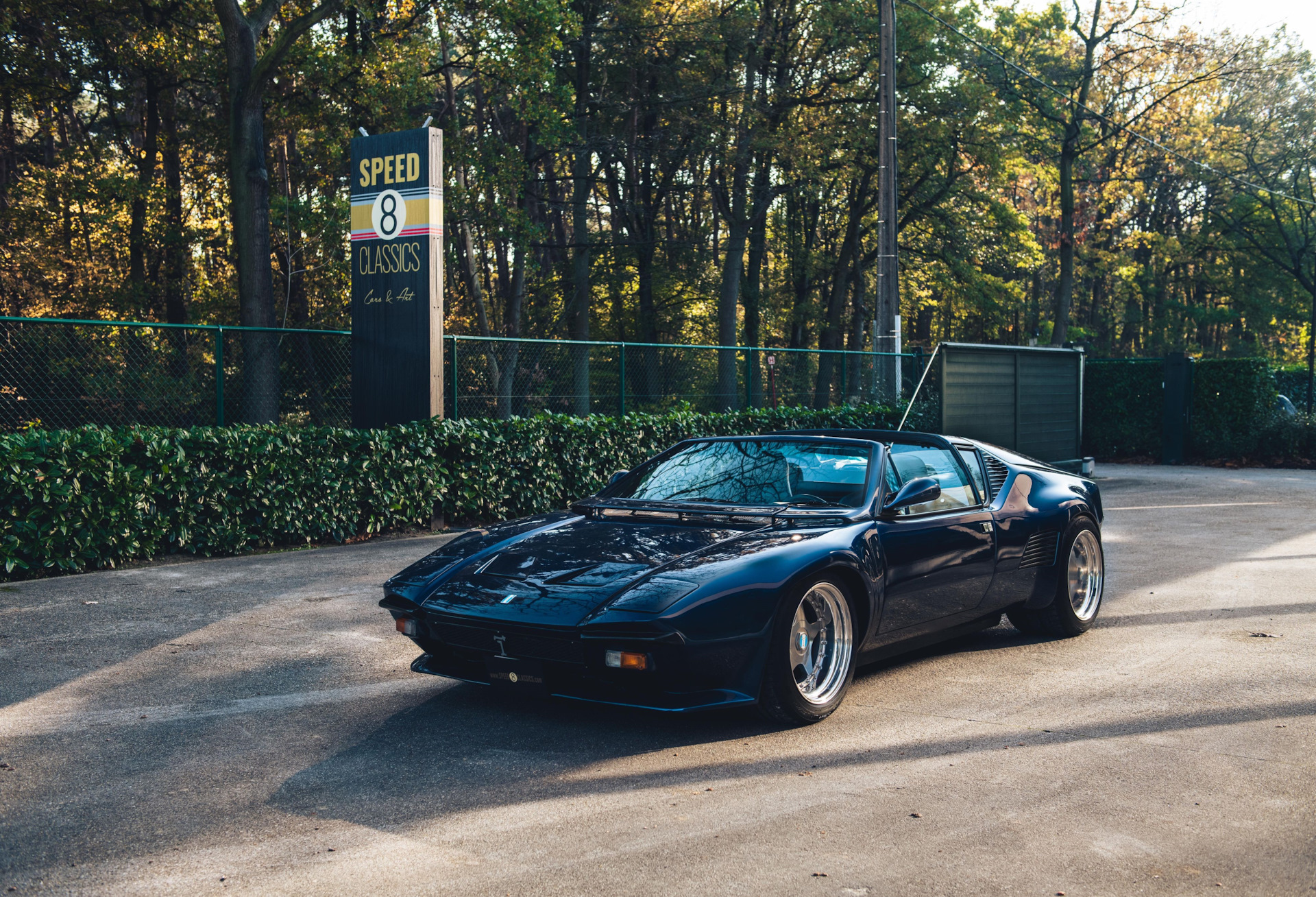 Машина de Tomaso Pantera