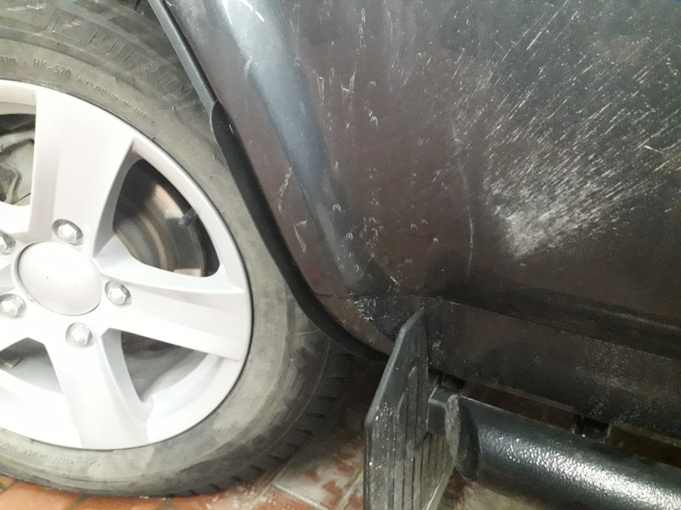 Крепим между подкрылком и аркой на саморезы, которыми крепится подкрылок… Саморезы перед этим макаем в антикор. Справа на кузове видно, как летела грязь… — Lada 4x4 3D. Запчасти на фото: 2521101