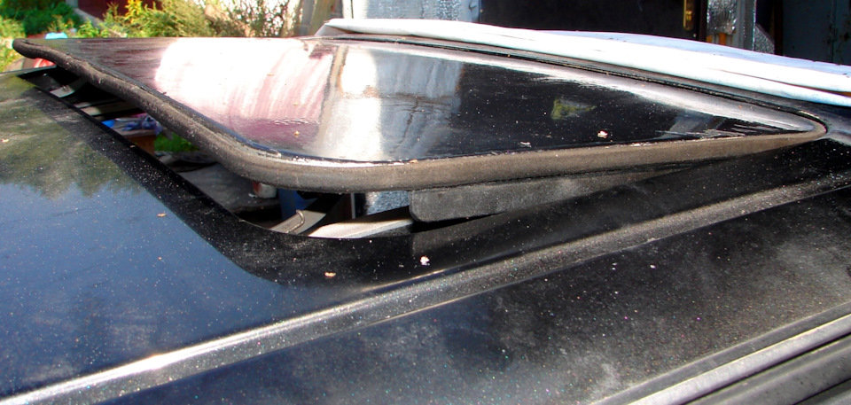 мастер показывает уплотнитель на люке