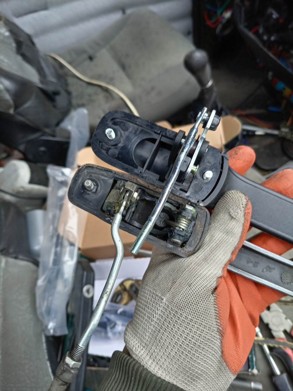 Для начала перенес крепление тяги на другую сторону, и выпрямил саму тягу — Lada 2120 Надежда